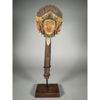 Votief masker uit Indonesië, gemonteerd op hardhouten sokkel